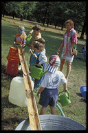 Aktionsspiele sorgen dafr, da die Kinder jede Menge Mglichkeiten haben, spielerisch Erfahrungen mit dem Wasser zu sammeln, die die sonst nicht machen können.
