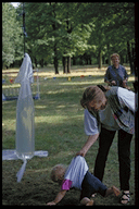 Du schaust durch einen mit Wasser gefüllten Sack. Dein Gegenüber ist völlig verzerrt, dein Blick hat einen Knick? Du kannst auch den Wassersack zwischen dir und deinen Mitspielern hin und her pendeln. Vielleicht hängen du dich einfach daran und lässt dich hin und herschaukeln? Versuche einmal, die Wassersäule anzuheben. Vielleicht schaffst du es, den Sack auf deine Schulter zu legen? Wasser kann schwer sein!