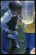 Aktionsspiele sorgen dafr, da die Kinder jede Menge Mglichkeiten haben, spielerisch Erfahrungen mit dem Wasser zu sammeln, die die sonst nicht machen können.