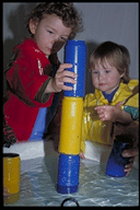 Kinder spielen gern auch in der kühleren Jahreszeit mit ihrem Urelement Wasser. Doch oftmals stimmen dafür die Voraussetzungen nicht. Wie also lässt sich beispielsweise ein nüchteener funktionaler KitaWaschraum auf Dauer zum bespielbaren, reizvollen WasserZauberRaum umgestalten?